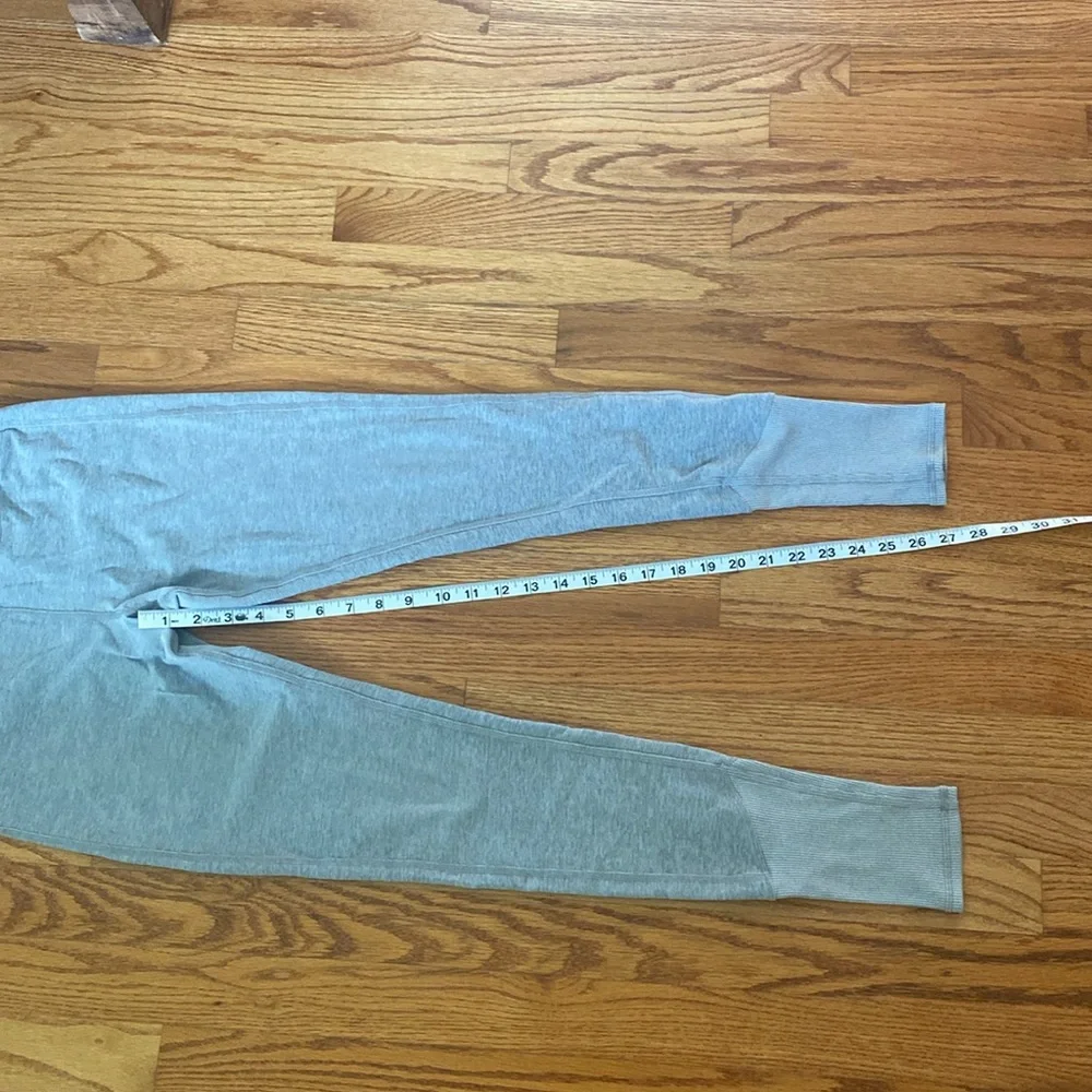 *flaw* Alo Yoga Leggings Size Small - Picture 8 of 10